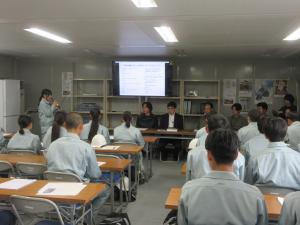 山口県防府警察署庁舎新築工事について説明を受ける萩商工高等学校の生徒