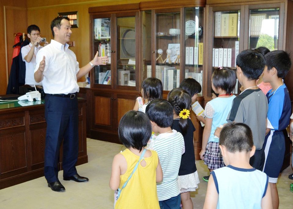 知事室を訪問した子どもたちと村岡知事の写真