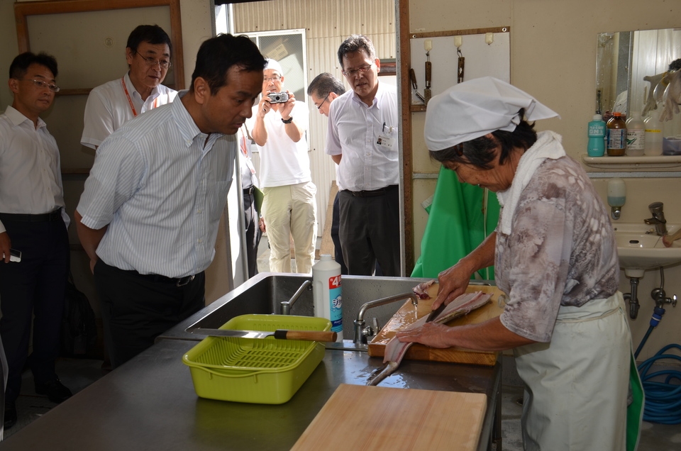 視察する村岡知事の写真