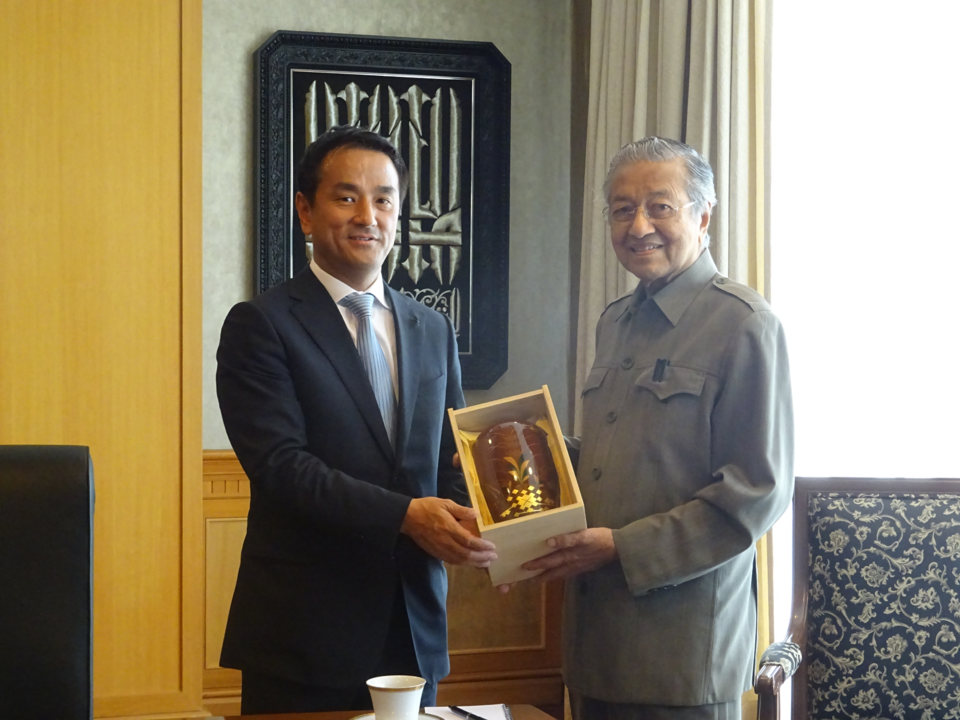 マハティール元首相と記念撮影する村岡知事の写真