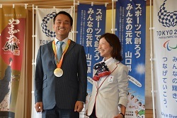道下選手と記念撮影する村岡知事の写真
