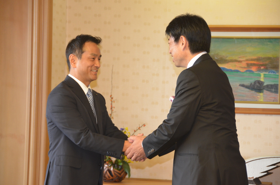 町長と握手する村岡知事の写真