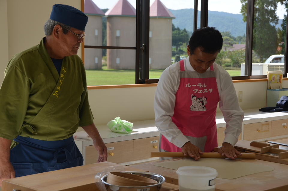 そば打ち体験する村岡知事の写真