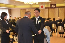 選奨状を授与する村岡知事の写真