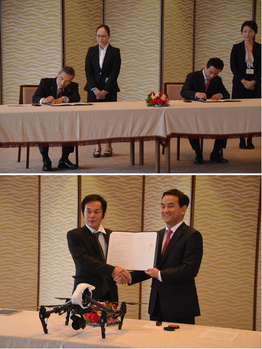 上側：協定書に調印する村岡知事の写真 下側：記念撮影する村岡知事の写真