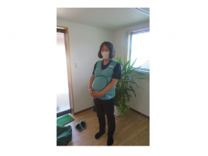 妊婦体験ジャケットを着用した受講者