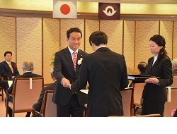 表彰状を授与する村岡知事の写真