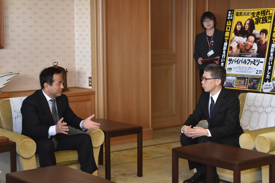 矢口監督と村岡知事の写真