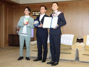 知事と記念撮影をするドンデコルテのお二人の写真