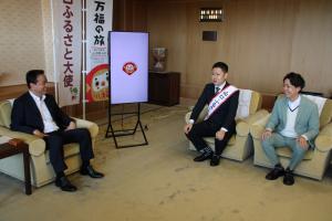 知事と歓談をするドンデコルテのお二人の写真