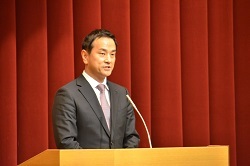 職員に訓示する村岡知事の写真