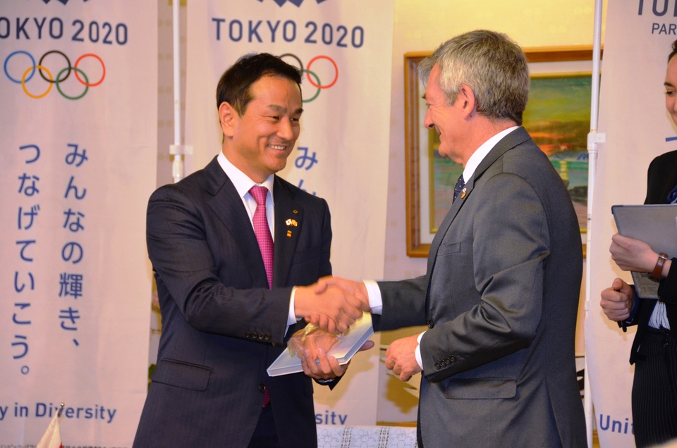 スペイン水泳連盟会長と握手する村岡知事の写真