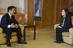 サクライ首席領事と会談する村岡知事の写真