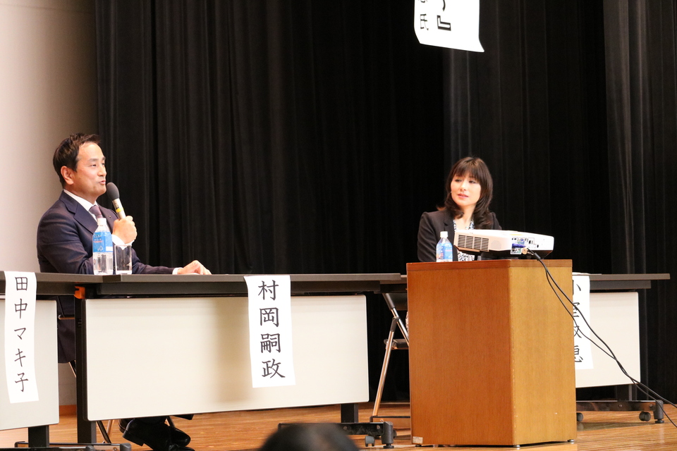 対談に参加した村岡知事の写真