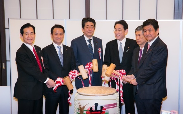 鏡開きする村岡知事の写真