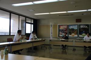 長門地域の方と懇談する村岡知事の写真