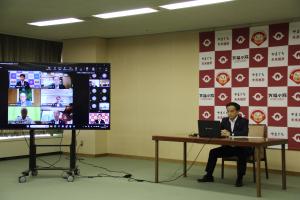 ウェブ協議にて発言する村岡知事の写真