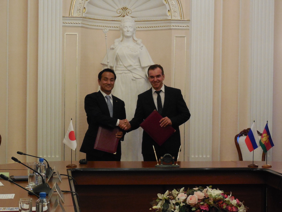 コンドラチェフ知事と握手する村岡知事の写真