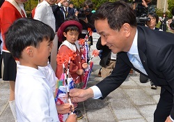 園児にミニこいのぼりを渡す村岡知事の写真
