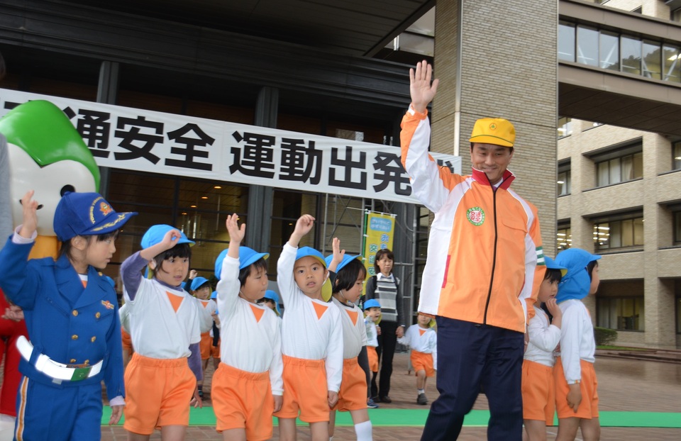 東山保育園の皆さんと安全な横断を練習する村岡知事の写真