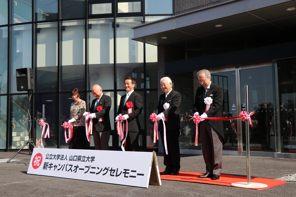 テープカットする村岡知事の写真