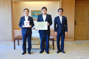 記念撮影する村岡嗣政知事