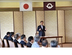 あいさつする村岡知事の写真1