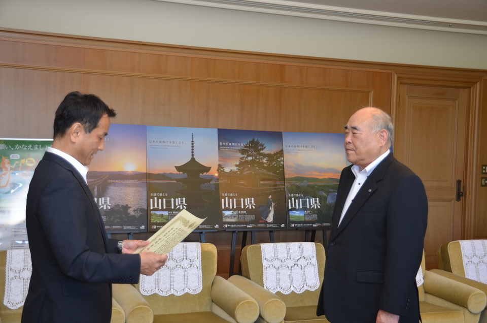 感謝状を読み上げる村岡知事の写真