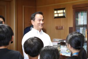 子どもたちと話す村岡知事の写真