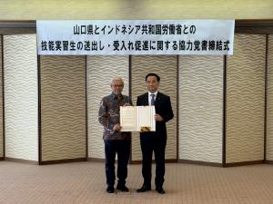 記念撮影をする村岡知事の写真