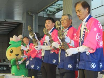 レンコンを持つ出席者
