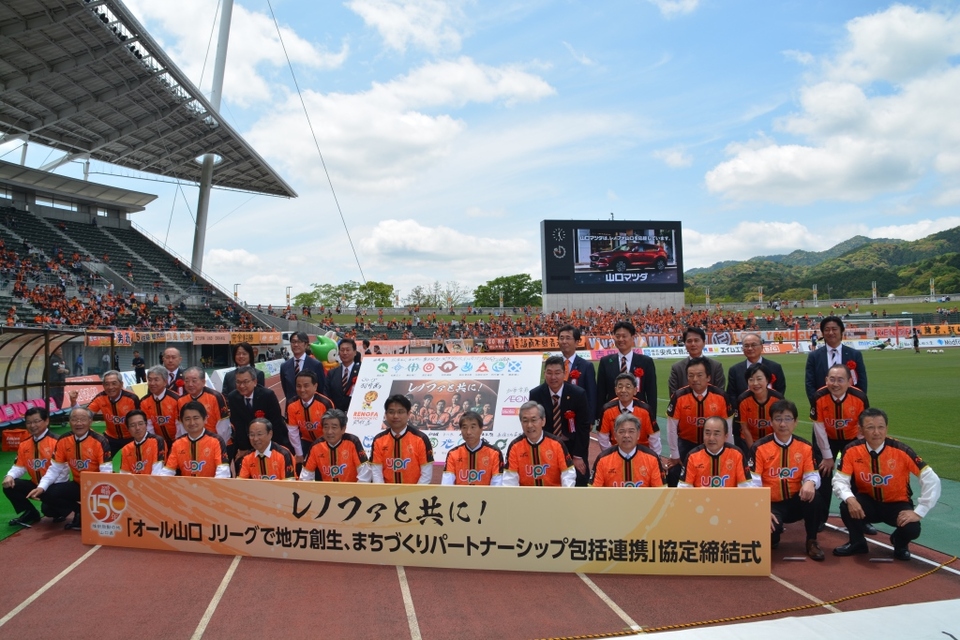 記念撮影する村岡知事の写真2