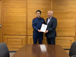 令和8年熊本地震にかかる見舞金を贈呈する柳居議長