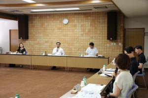 山口・宇部地域の方と懇談する村岡知事の写真