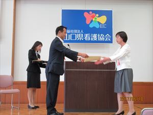 表彰状を手渡す村岡知事の写真
