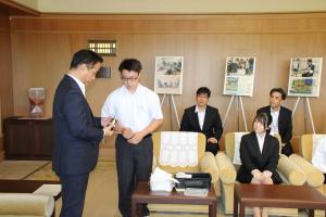 選手から説明を受ける村岡知事の写真