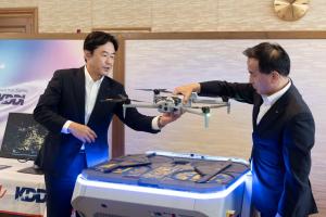 ドローンの説明を受ける村岡知事の写真