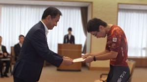 認定証授与　大谷春樹選手（自転車）