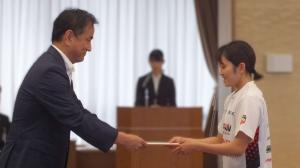 ​認定証授与　奥原彩花選手（FIDバスケットボール）