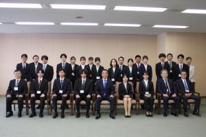 記念撮影する村岡知事の写真