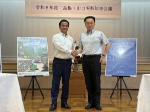 記念撮影する村岡知事の写真