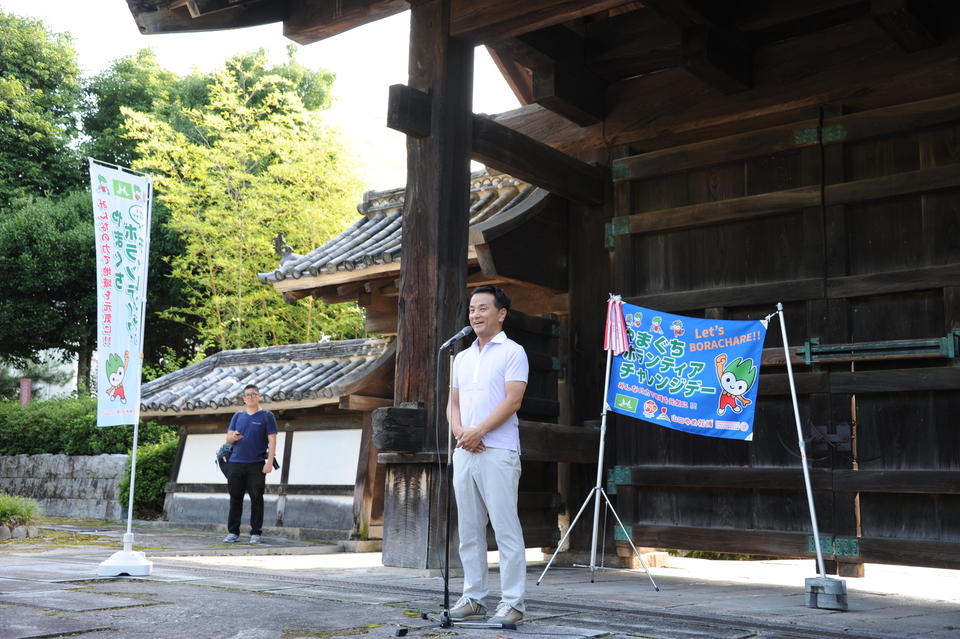 あいさつする村岡知事の写真1