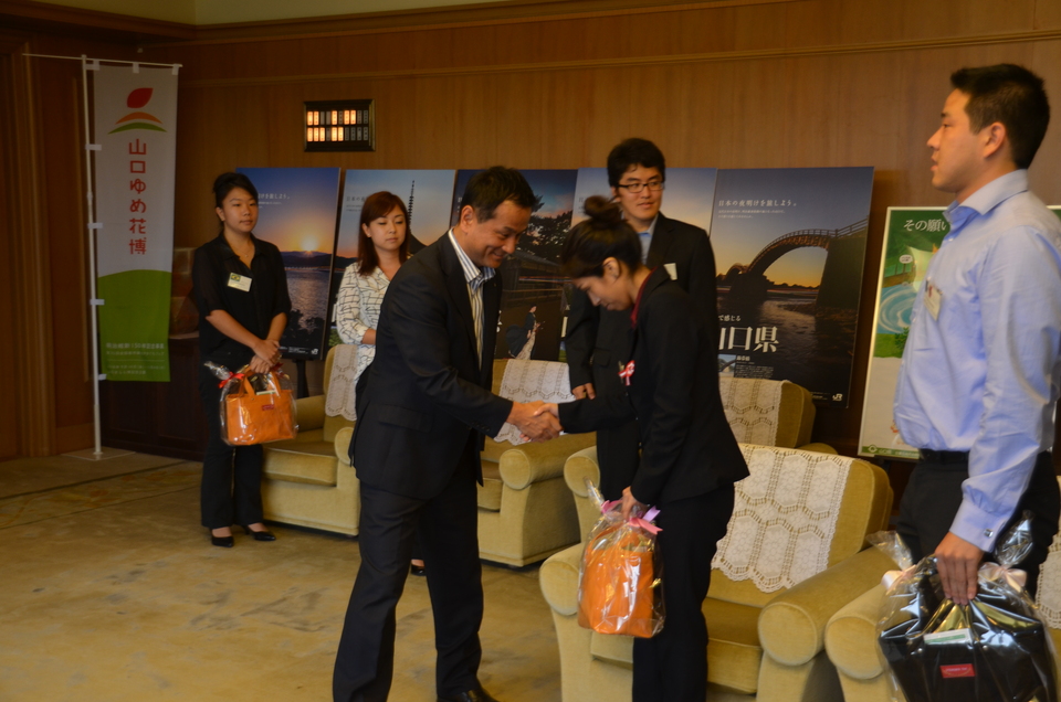 研修員と握手する村岡知事の写真