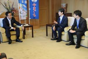 歓談する村岡知事の写真