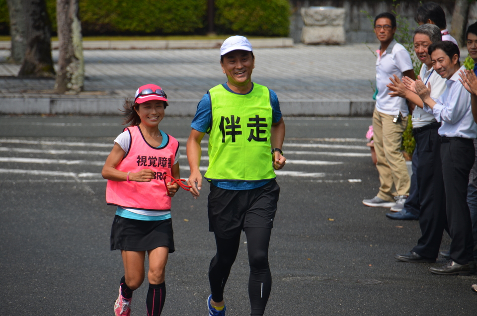 ガイドランナーに挑戦する村岡知事の写真