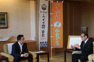 歓談する村岡知事の写真