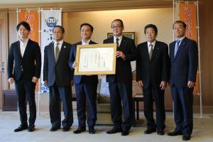 記念撮影をする村岡知事の写真