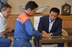 報告を受ける村岡知事の写真
