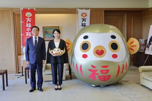 記念撮影する村岡知事の写真