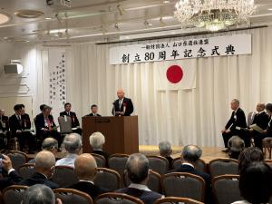 山口県遺族連盟創立80周年記念式典で祝辞を述べる柳居議長